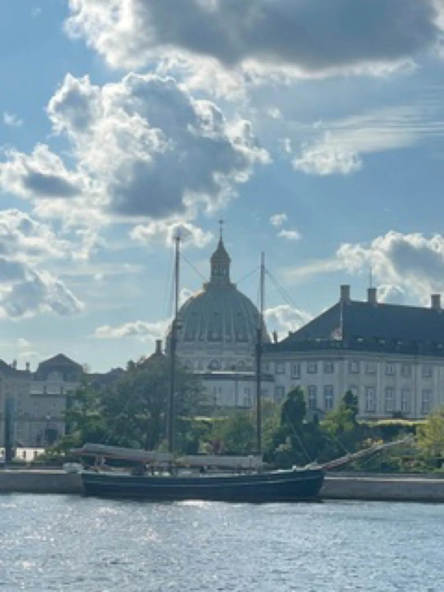 Aron fortøjet i København med Marmorkirkens kuppel bagved